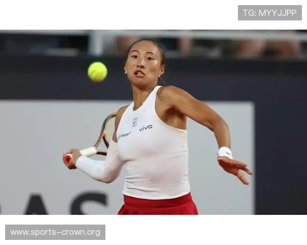 郑钦文神仙球震撼全场 萨巴伦卡称赞对手拼劲打到劈叉